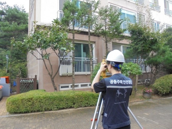 3-2. 소규모 공동주택 단지 건축물 기울기(수직도) 측정을 하고 있는 모습.JPG