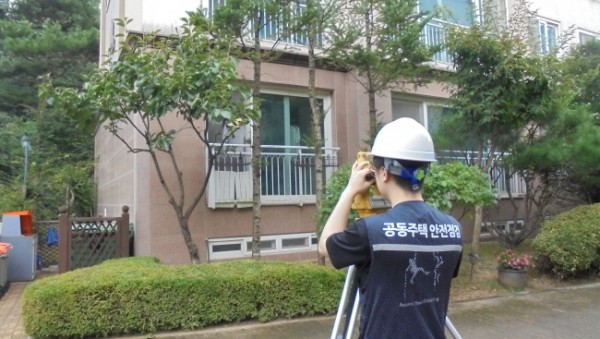 3-2. 소규모 공동주택 단지 건축물 기울기(수직도) 측정을 하고 있는 모습.JPG