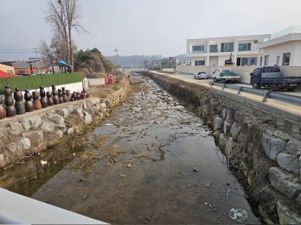 10. 깨끗하게 정비된 평촌소하천.JPG
