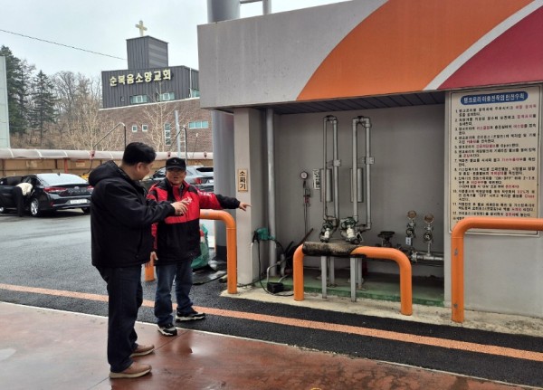 2. 용인특례시가 지역내 액화석유가스 충전소 안전점검을 진행하는 모습.jpg