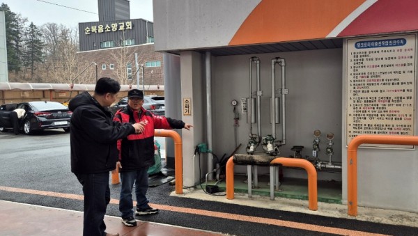 2. 용인특례시가 지역내 액화석유가스 충전소 안전점검을 진행하는 모습.jpg