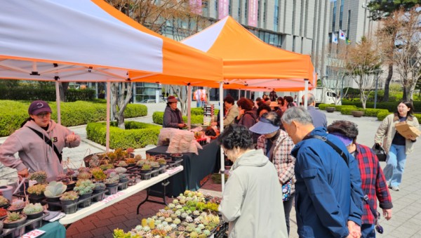 4. 용인특례시 수지구청 광장에서 열린 로컬푸드 직거래장터 모습.jpg