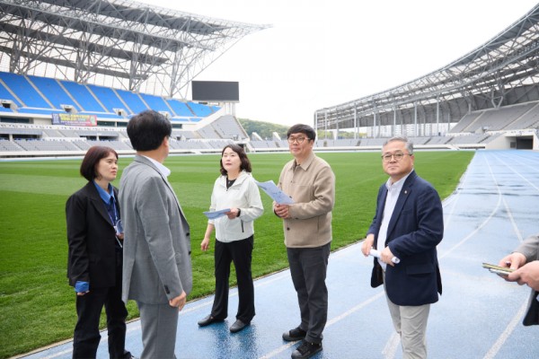20250422 용인특례시의회 의원연구단체 Sports City 8, 시민프로축구단 창단을 위한 간담회 개최(4).jpg