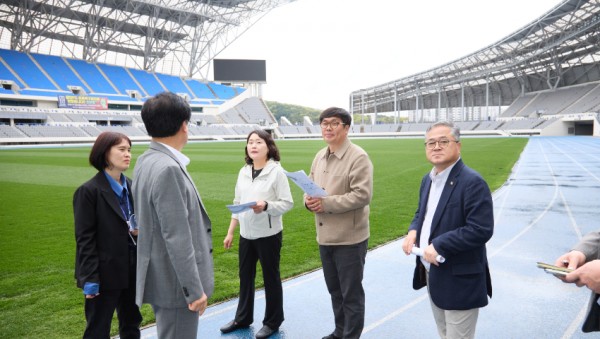 20250422 용인특례시의회 의원연구단체 Sports City 8, 시민프로축구단 창단을 위한 간담회 개최(4).jpg