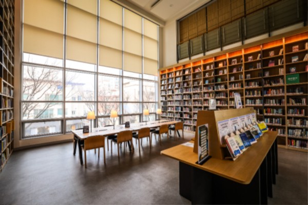 2-3. 용인특례시가 7년 연속 경기도 공공도서관 통계에서 대출 권수 1위를 기록했다. 사진은 도내 도서관 가운데 대출.jpg