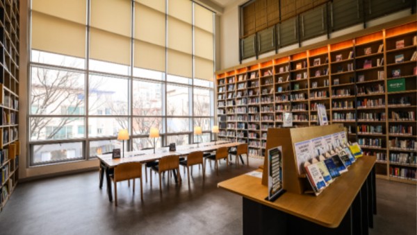 2-3. 용인특례시가 7년 연속 경기도 공공도서관 통계에서 대출 권수 1위를 기록했다. 사진은 도내 도서관 가운데 대출.jpg