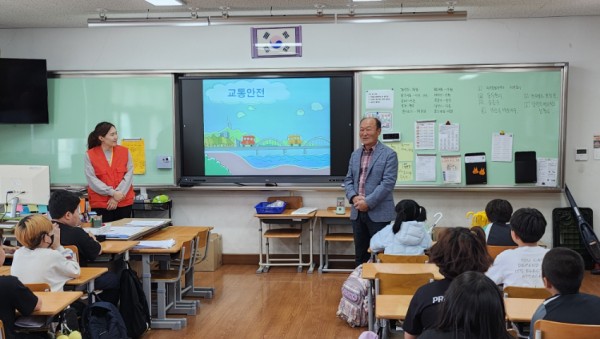 10-1. 이동읍, 어린이 대상 교통안전 캠페인.jpg