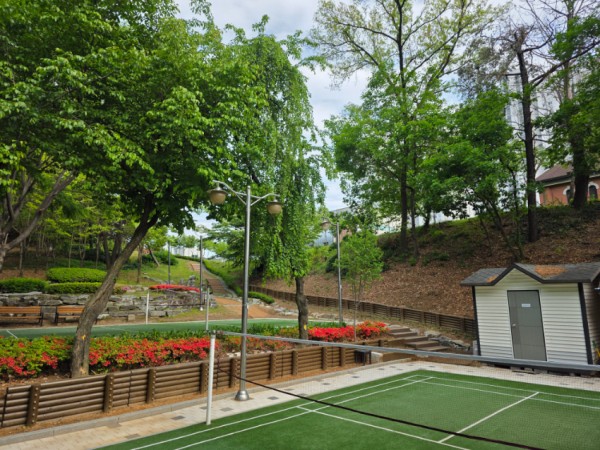 9. 낡은 통나무 울타리가 교체된 갈천근린공원.jpg