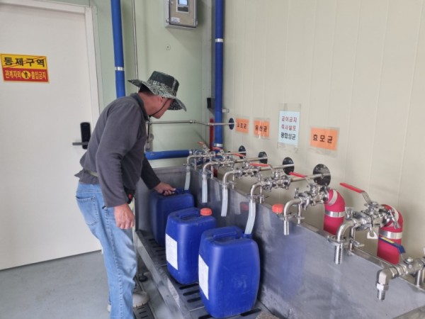 3. 용인특례시는 친환경농업에 사용되는 유용미생물을 농가에 무상으로 공급하고 있다.jpeg