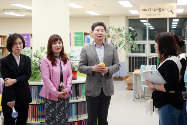2-3 이상일 용인특례시장이 16일 용인한빛초등학교 별빛도서관 축제에 참석해 학교 현장의 목소리를 경청하고 있다..jpg