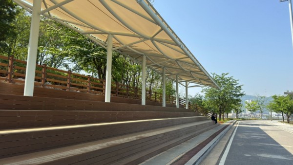 3. 양지근린공원에 조성된 축구장 관람석.jpg