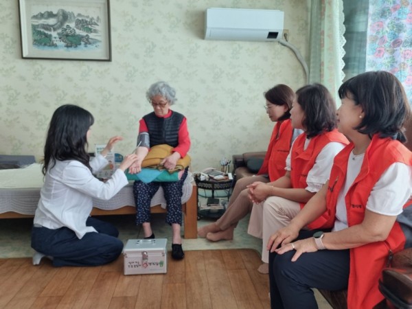 6-1. 영덕2동, 찾아가는 건강상담 ‘건강길잡이’.jpg