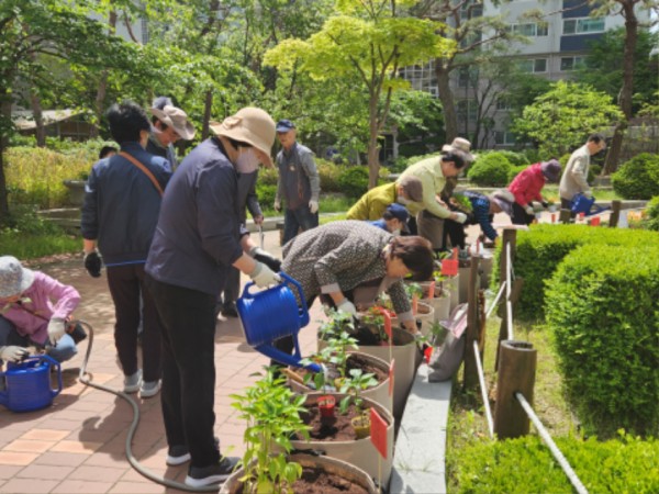 2. 용인특례시는 지역 내 경로당을 대상으로 