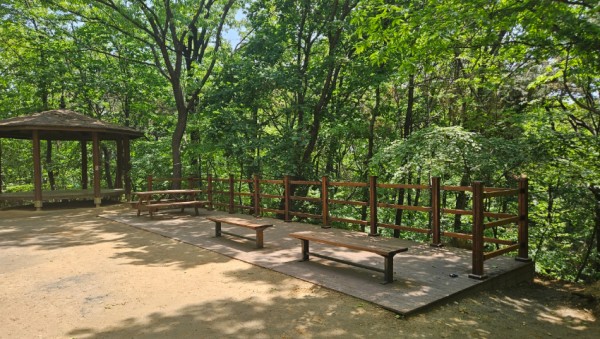 3. 데크형 휴게쉼터가 설치된 동진원1근린공원.jpeg