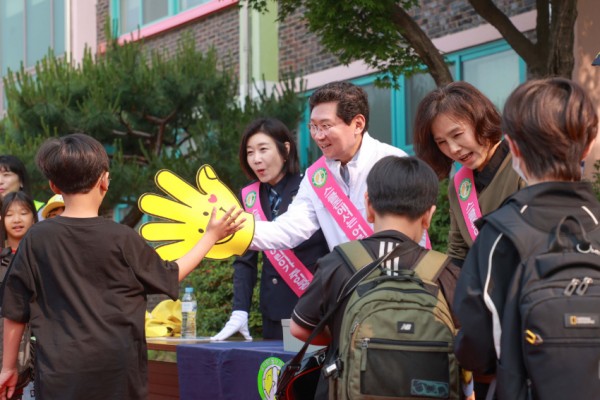 7-2. 이상일 용인특례시장은 30일 서룡초 교통안전 캠페인에 동참해 교통안전 물품을 나눠주며 학생들과 소통했다.JPG