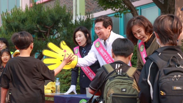 7-2. 이상일 용인특례시장은 30일 서룡초 교통안전 캠페인에 동참해 교통안전 물품을 나눠주며 학생들과 소통했다.JPG