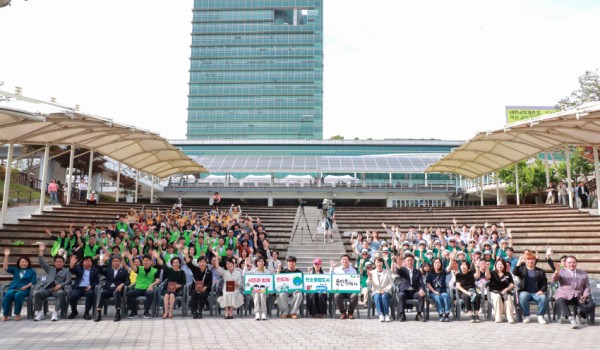 7-2. 5일 시청 야외음악당에서 이상일 시장과 환경의 날 기념식 참석자들이 기념사진을 촬영하고 있다.JPG