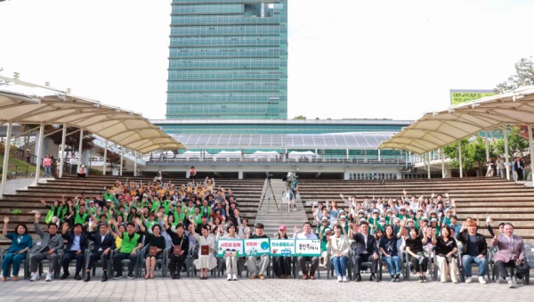 7-2. 5일 시청 야외음악당에서 이상일 시장과 환경의 날 기념식 참석자들이 기념사진을 촬영하고 있다.JPG