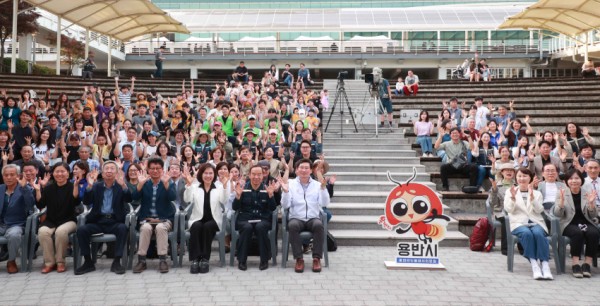 4-2. 5일 시청 야외음악당에서 이상일 시장이 용인 반딧불이 한마당 참석자들과 기념사진을 촬영하고 있다.jpg