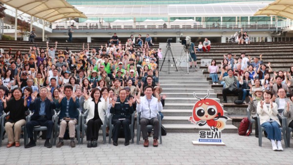 4-2. 5일 시청 야외음악당에서 이상일 시장이 용인 반딧불이 한마당 참석자들과 기념사진을 촬영하고 있다.jpg