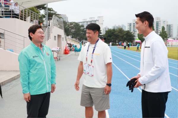 2. 이상일 시장이 지난 5월 29일 구미에서 열린 아시아육상경기선수권대회를 찾아 우상혁 선수를 격려하는 모습.jpg