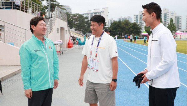 2. 이상일 시장이 지난 5월 29일 구미에서 열린 아시아육상경기선수권대회를 찾아 우상혁 선수를 격려하는 모습.jpg