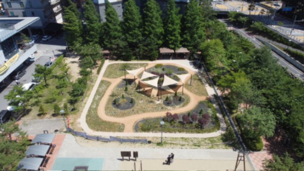 2, 신봉동 신봉체육공원에 조성된 ‘정원이 있는 맨발길’.JPG