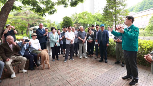 10-1. 이상일 용인특례시장은 10일 기흥구 마북동 교동마을 현대홈타운 민원 현장을 찾아 현장을 점검하고 주민 의견을 청취했다.jpg