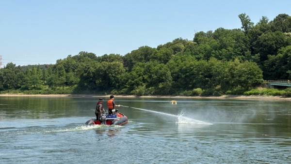 8. 용인특례시가 여름철 기흥저수지 수질관리 위한 방제활동 진행했다. (1).jpeg