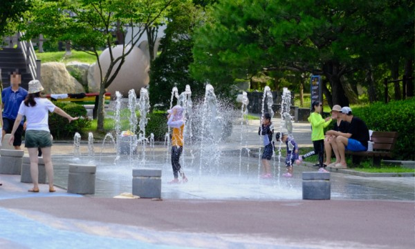 3. 용인특례시는 28일부터 농촌테마파크 내 바닥분수를 가동한다.jpg