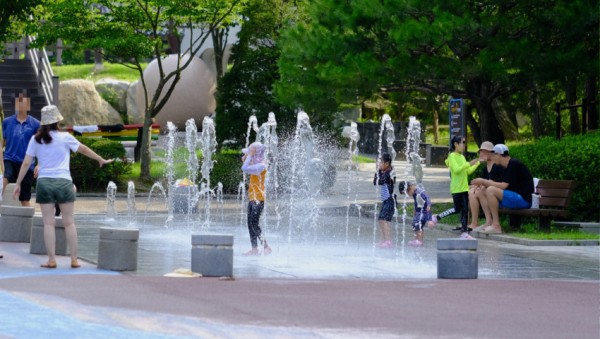 3. 용인특례시는 28일부터 농촌테마파크 내 바닥분수를 가동한다.jpg