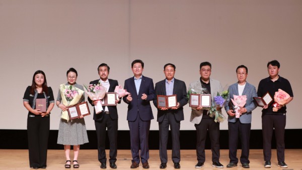 14. 이상일 용인특례시장이 16일 시청 에이스홀에서 시정발전에 공헌한 시민 70명에게 표창을 수여했다..jpg