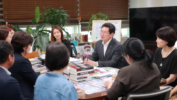 2. 이상일 용인특례시장이 17일 지역내 사회적기업과 협동조합 관계자들과 만나 지원 방안을 모색했다..JPG