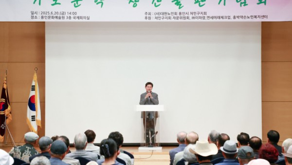 11-1. 20일 용인문화예술원 국제회의실에서 열린 기로문학 출판기념회에 참석한 이상일 시장이 축사를 하고 있다.jpg