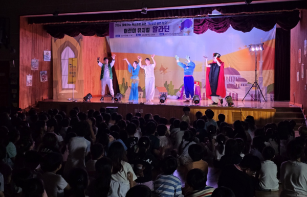 8-1. 지난해 진행한 찾아가는 독서권장공연 모습.png