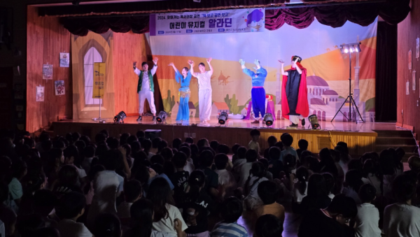 8-1. 지난해 진행한 찾아가는 독서권장공연 모습.png