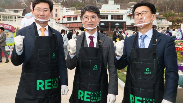 10-3. 이상일 용인특례시장(왼쪽)은 김완섭 환경부장관(가운데)과 정해린 삼성물산 리조트 부문 대표와 함께 3월 25일 에버랜드에서 다회용기 사용 확대 캠페인에 참여했다 (1).jpg