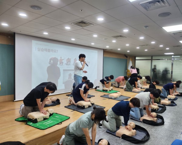 5-2. 용인특례시 기흥구가 25일 청사 내 소방훈련과 응급처치 교육을 진행했다..jpg