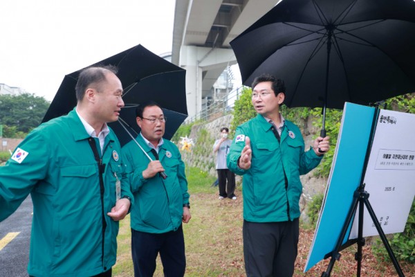 7-2. 25일 금학천에서 이상일 시장이 준설사업 현장을 시찰하고 있다.jpg