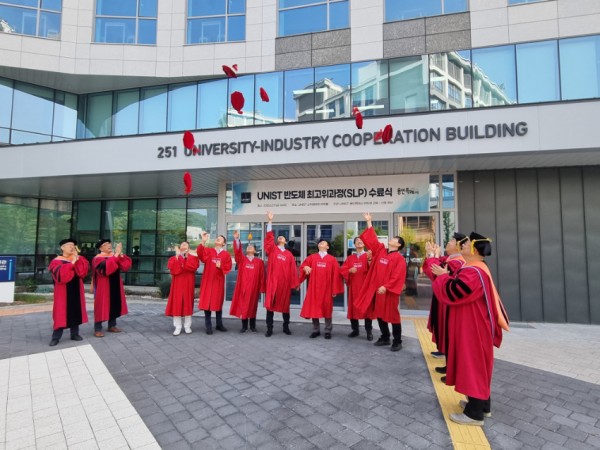 6. 용인특례시와 울산과학기술원이 공동으로 운영 중인 반도체 최고위과정 3기 수강생의 수료식이 지난 27일 열렸다..jpg