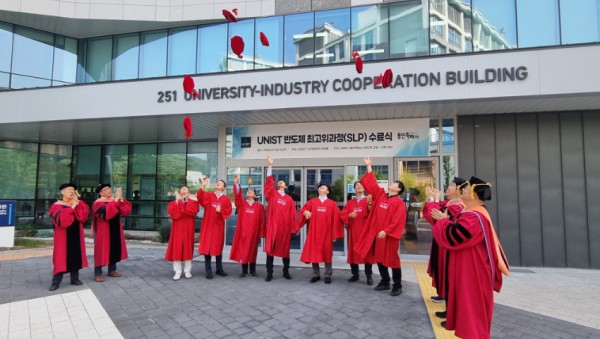 6. 용인특례시와 울산과학기술원이 공동으로 운영 중인 반도체 최고위과정 3기 수강생의 수료식이 지난 27일 열렸다..jpg