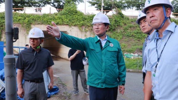 9-4. 23일 GTX-A 구성역 5번출구를 방문해 보행자 동선을 확인하는 이상일 용인특례시장.jpg