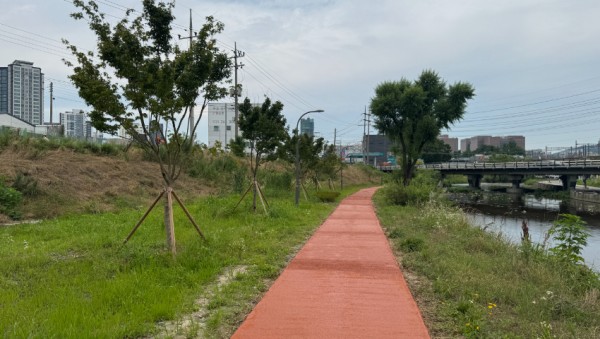 10. 용인특례시 기흥구가 탄천의 테마가 있는 보행환경 조성사업을 마무리했다..jpeg