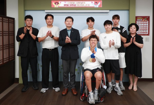 11-2. 용인특례시는 1일 시장실에서 용인시 장애인수영팀 우승 메달 봉납식을 개최했다.jpg