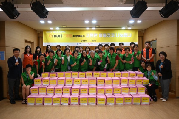 5. 용인특례시가 지역내 이마트 7개 지점과 함께 이웃돕기를 위한 여름김치를 지원했다..jpg