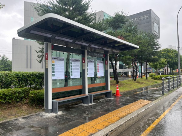 3-1. 교체를 마친 버스승차대.jpg