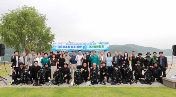 5-3. 7일 용인특례시가 기흥호수 수질개선을 위한 환경정화 행사를 개최했다..JPG