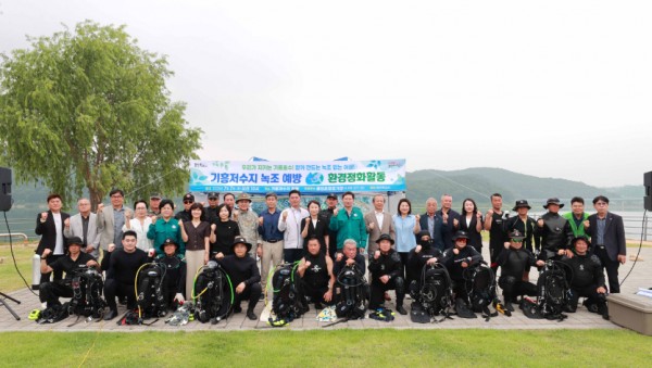 5-3. 7일 용인특례시가 기흥호수 수질개선을 위한 환경정화 행사를 개최했다..JPG