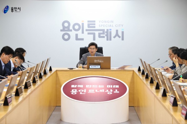 6-3. 7일 시청 영상회의실에서 열린 간부회의에서 이상일 시장이 발언하고 있다.jpg