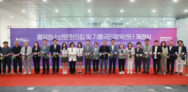 8-2. 7일 기흥국민체육센터에서 이상일 시장과 개관식 참석자들이 기념 테이프를 자르고 있다.jpg